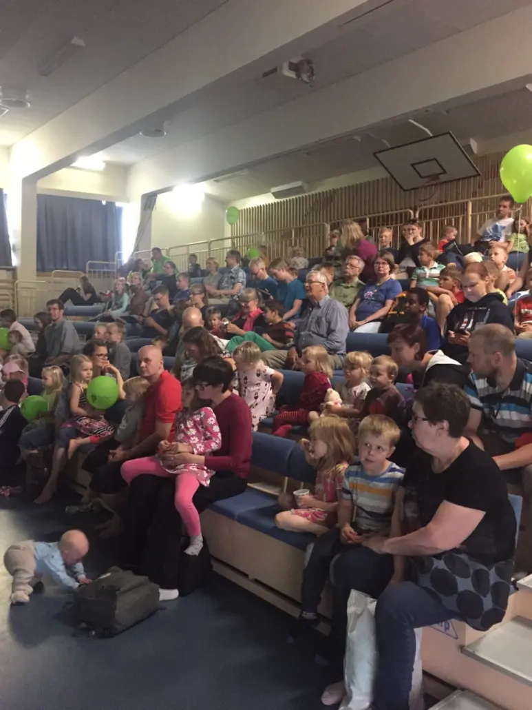 Lasten juhlan avajaisissa riitti väkeä.