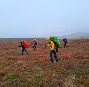 Nainen kävelemässä sillalla.