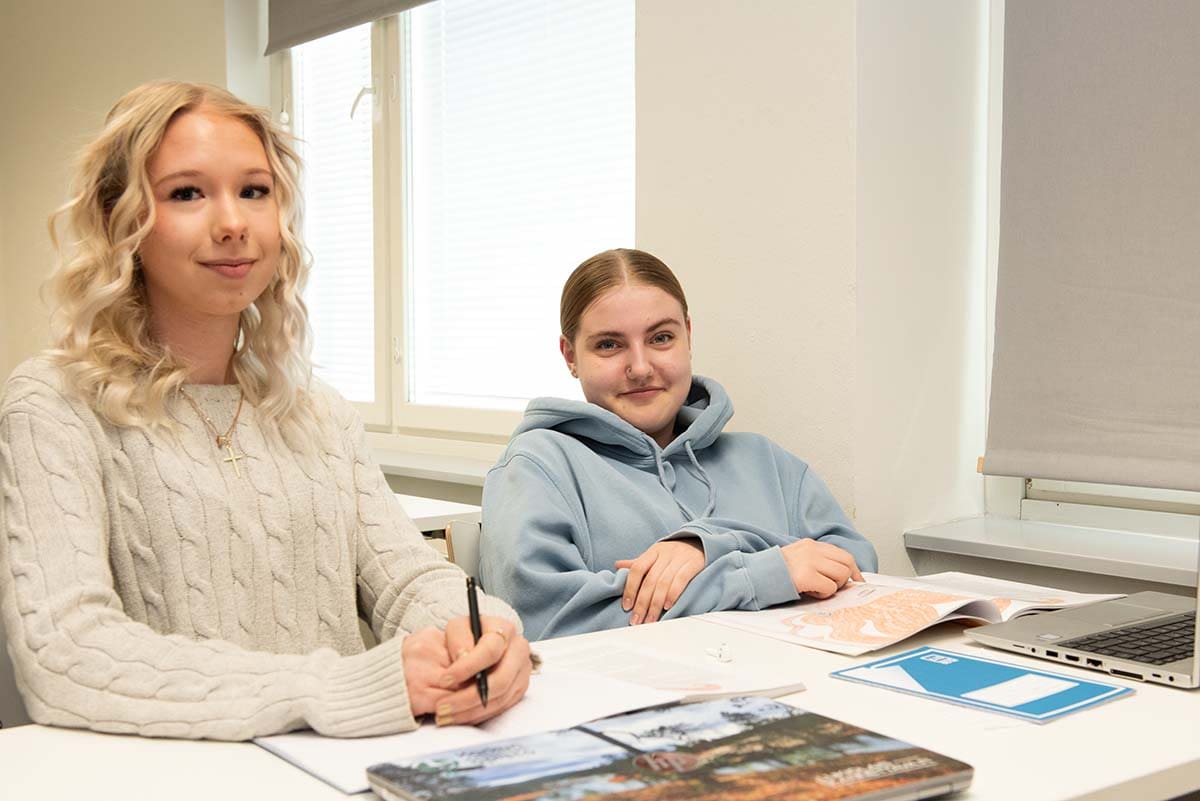 Kuvassa on kaksi lukiolaista Karkun evankelisen opiston luokassa.