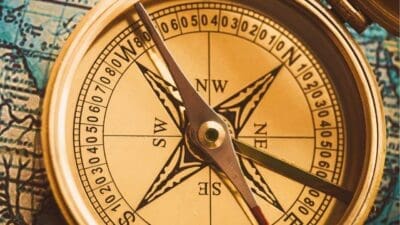 Raamattu- ja lähetyslinja kutsuu seikkailuun. Kuvassa on kompassi