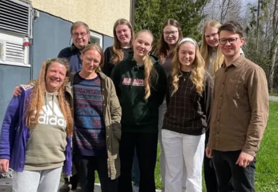 Kuvassa on opiskelijoita Raamattukurssilla Karkun evankelisella opistolla 2025.