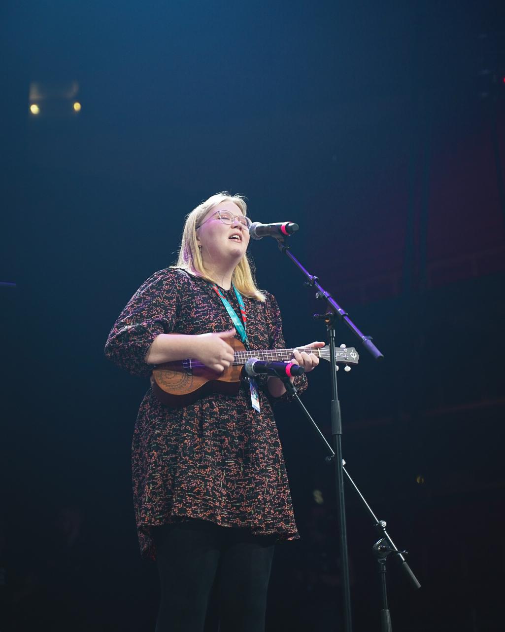 Viivi Saine soitti ukulelea Maata Näkyvissä -festareilla 2021