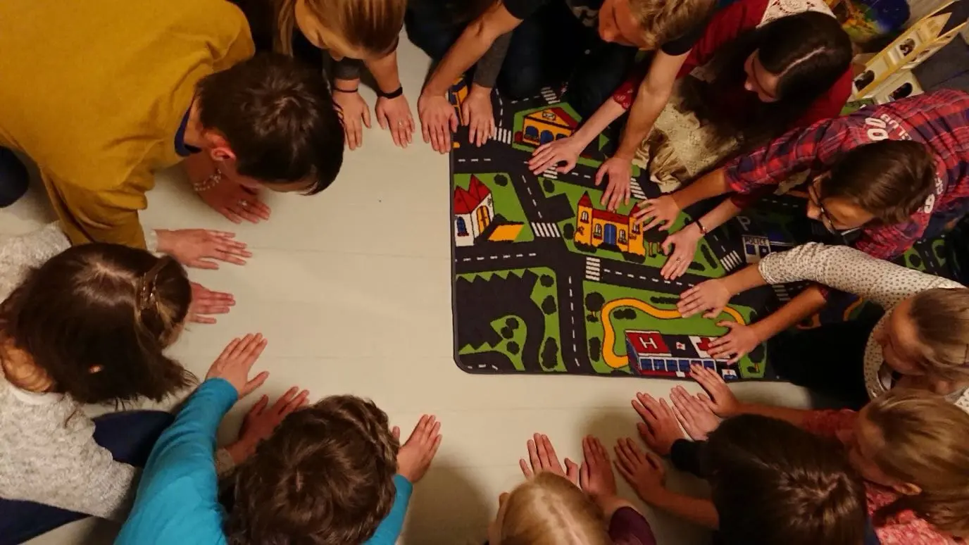 Featured image for “Uskovien nuorten yhteyttä läpi kielimuurien”