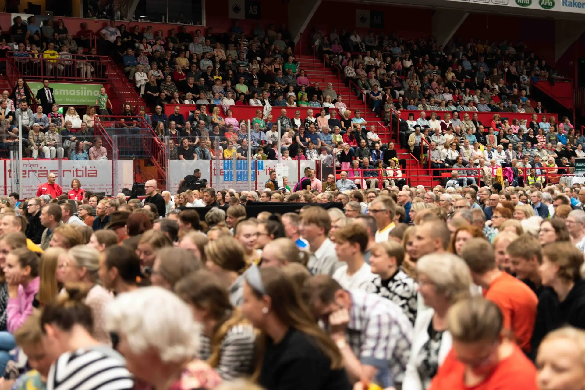 Featured image for “Permanto täynnä – Riemumessu kokosi yli nelituhatpäisen juhlakansan ehtoollispöytään”