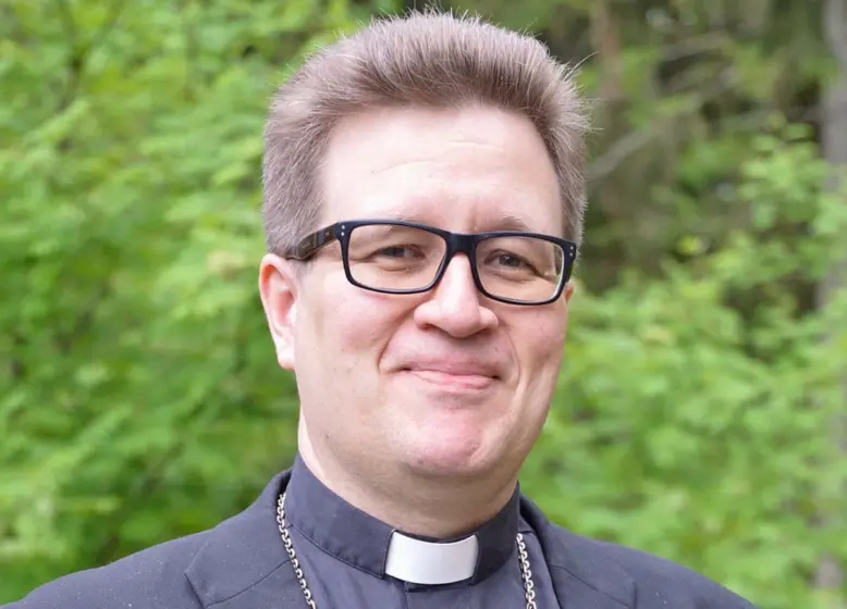 Kuvassa on pastori Ville Melanen