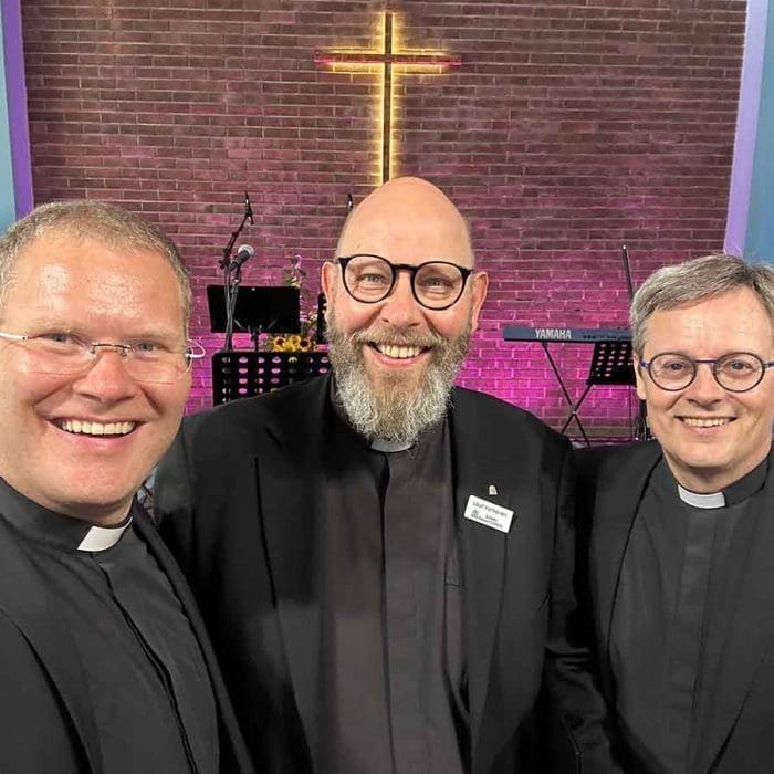 Featured image for “Järjestöjohtajat: Lujasti raamatullinen – avarasti mukaansa sulkeva”