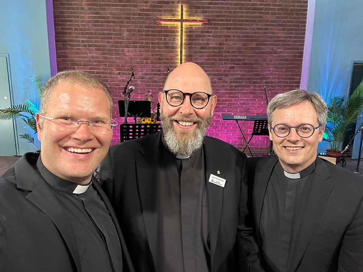 Featured image for “Järjestöjohtajat: Lujasti raamatullinen – avarasti mukaansa sulkeva”