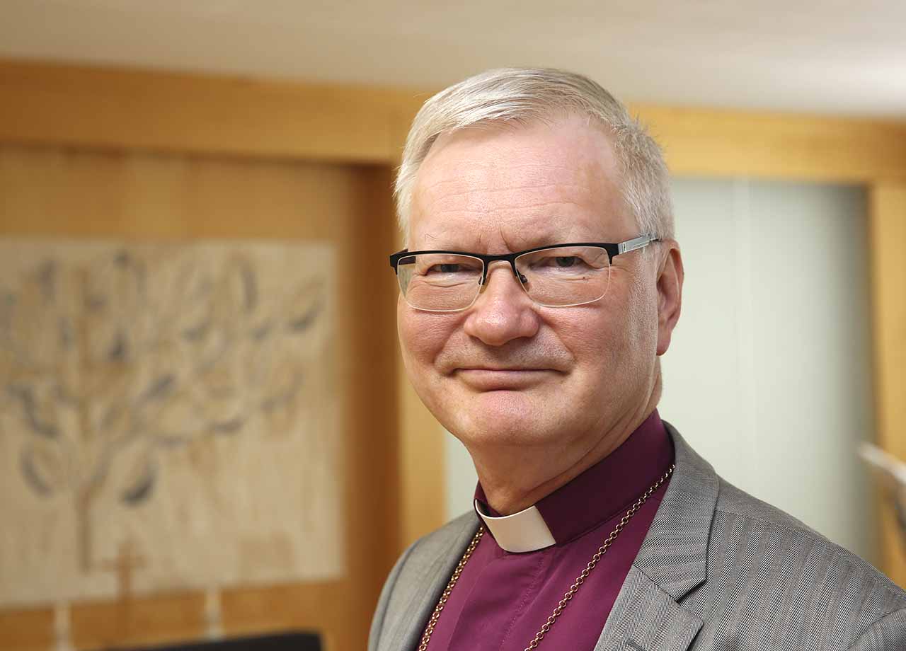 Featured image for “Pommisuojasta piispaksi ”