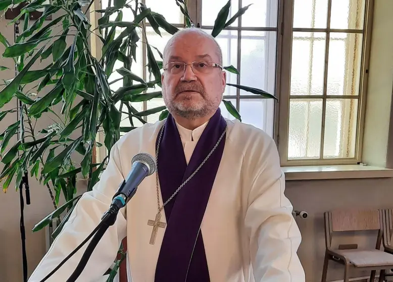 Kuvassa on pastori Pasi Hujanen