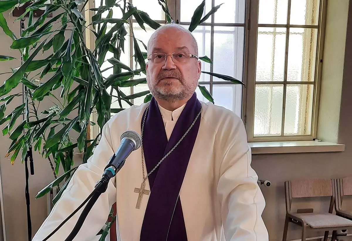 Kuvassa on pastori Pasi Hujanen