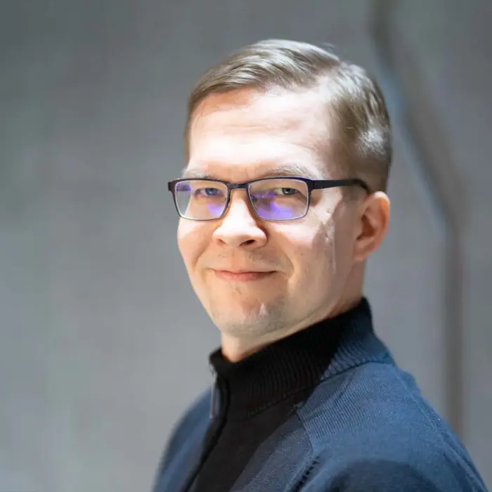 Kuvassa on pastori Ari Lukkarinen