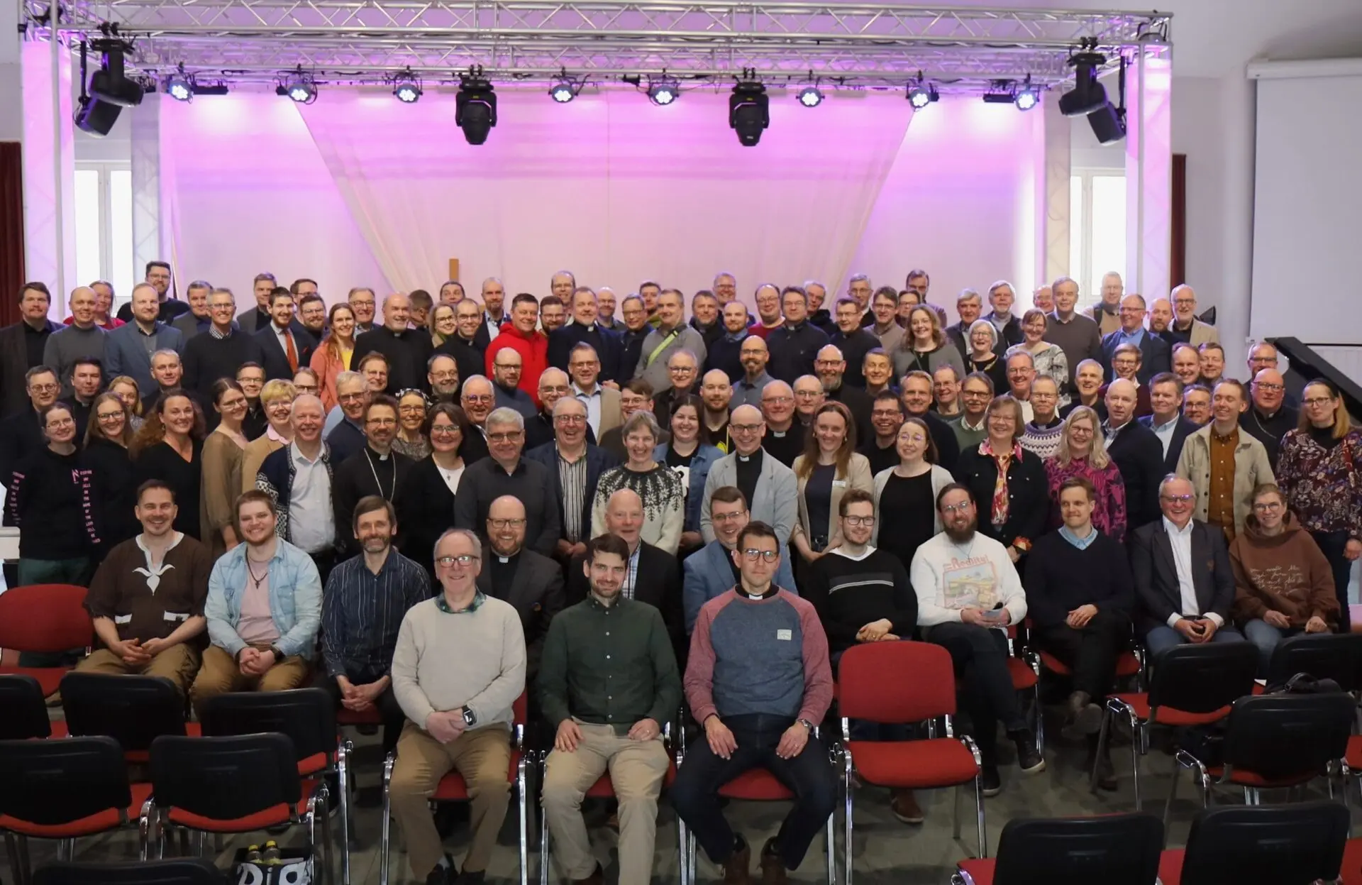 Featured image for “150 edustajaa kahdeksasta järjestöstä koolla: historiallisessa Kirkkokansan symposiumissa sydämellä kirkko ja tunnustus ”