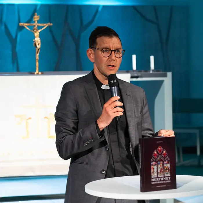 Featured image for “Juhana Tarvaisen uusi kirja haastaa katsomaan kirkkoa rakastavasti ja realistisesti: Murtunut Kristuksen ruumis”