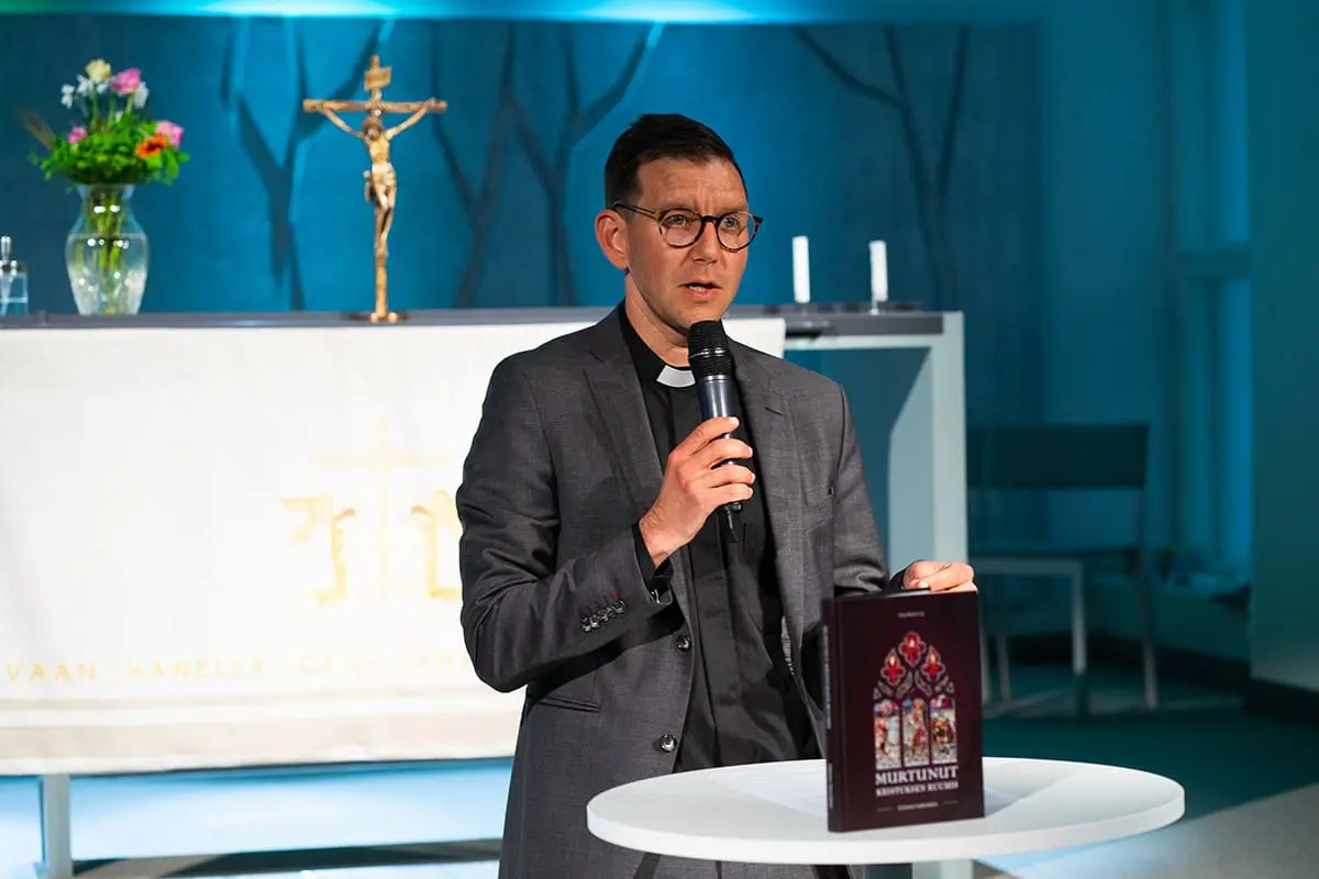 Featured image for “Juhana Tarvaisen uusi kirja haastaa katsomaan kirkkoa rakastavasti ja realistisesti: Murtunut Kristuksen ruumis”