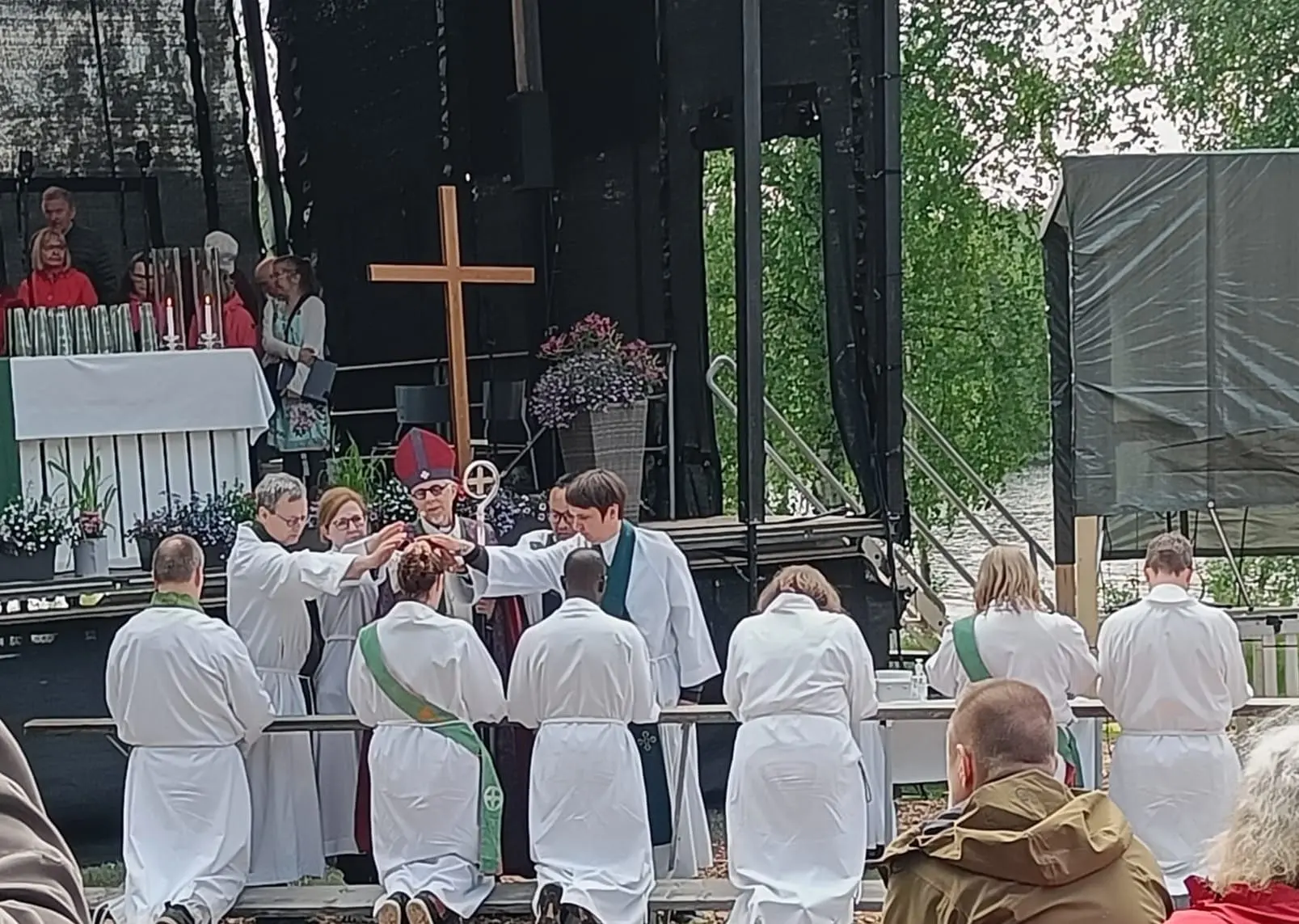 Featured image for “Saman auringon alla”